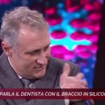 No vax che andò a fare vaccino con braccio in silicone, “Mi sono vaccinato”