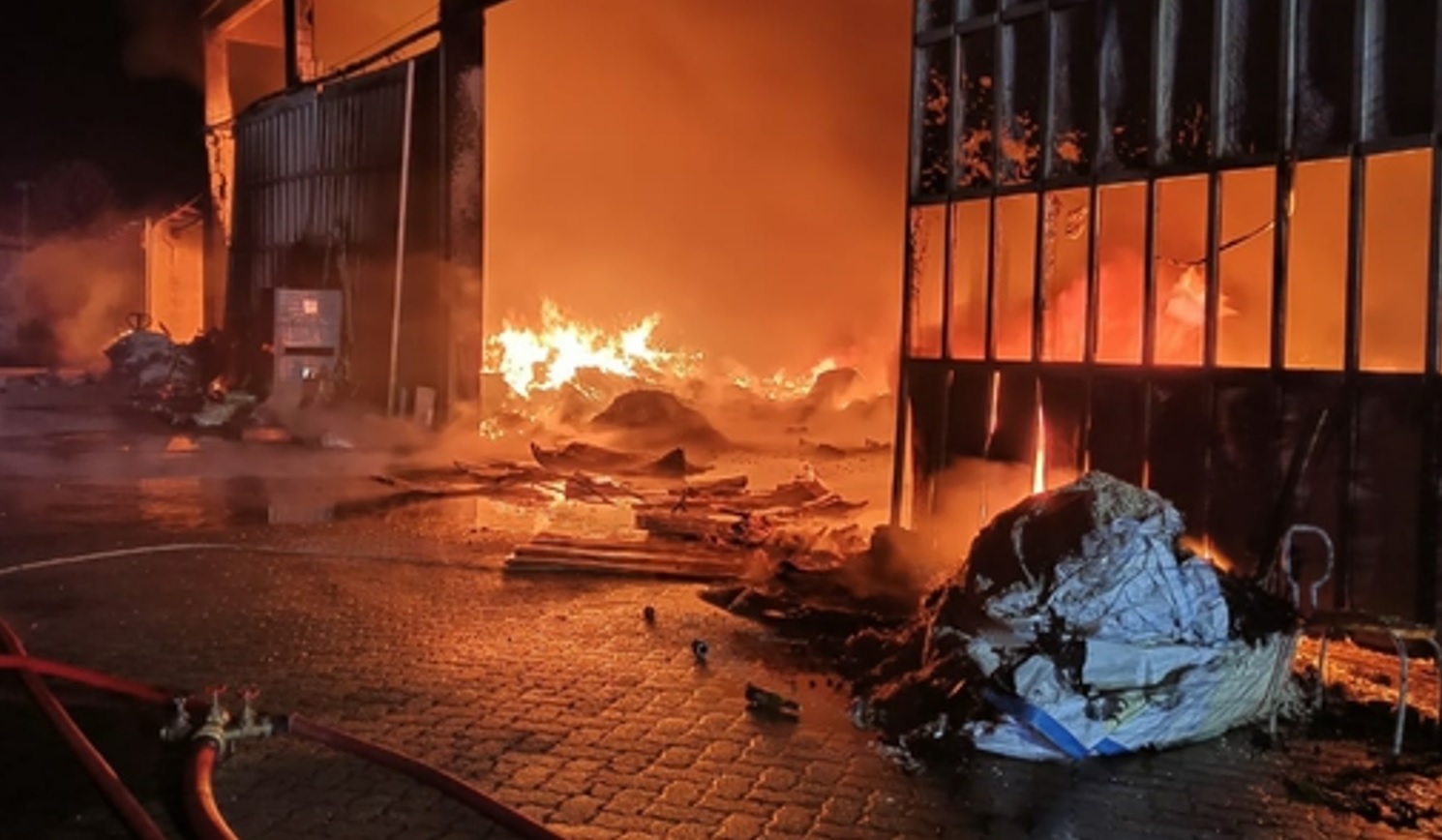 Incendio devasta 13mila metri quadri di un capannone nel Torinese