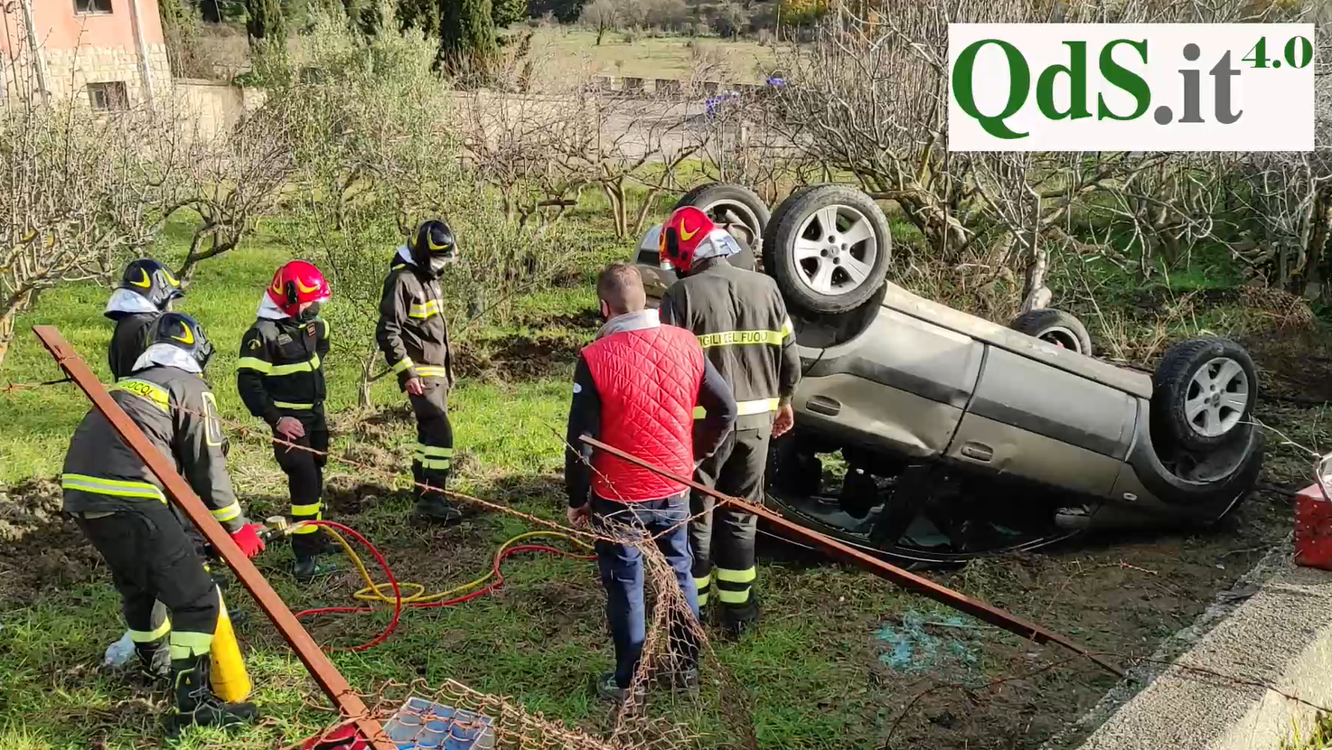 Castellana Sicula, auto cappotta, giovane esce illeso – VIDEO