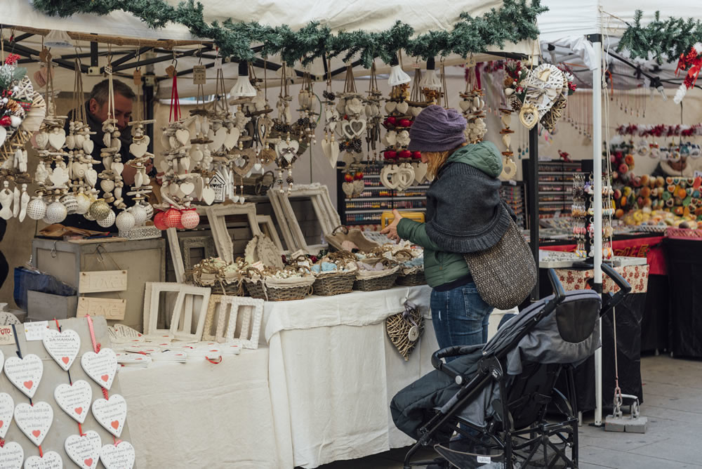 Dai mercatini alle vie dello shopping, le regole da seguire tra svago e sicurezza