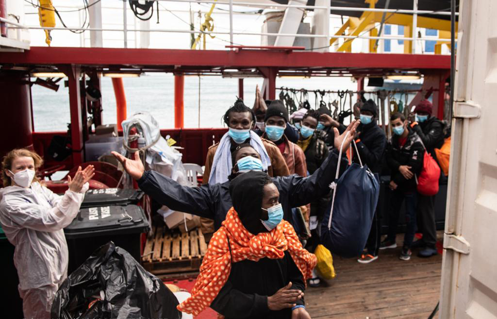 Migranti, sei scafisti egiziani arrestati a Lampedusa, accusati di omicidio