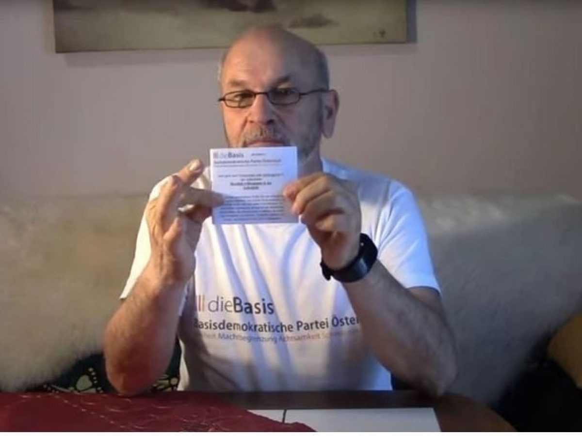 Muore di Covid il leader dei No vax in Austria, si curava con clisteri di candeggina