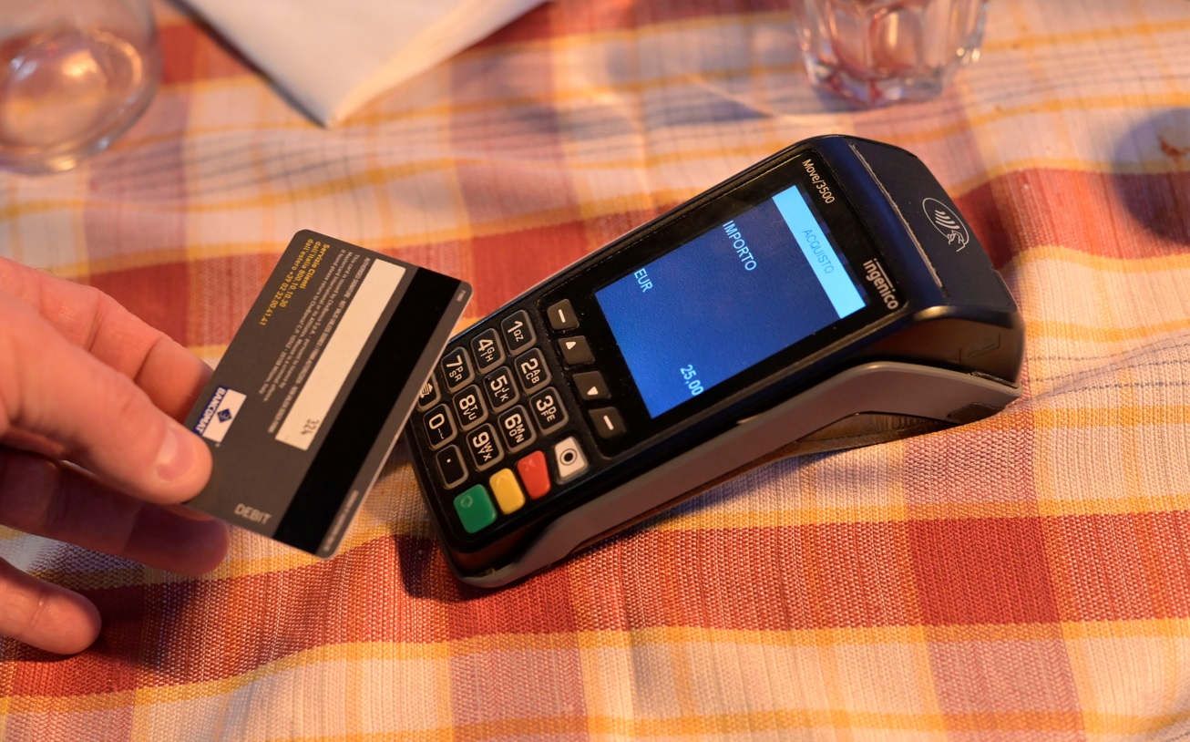 Blackout pagamenti con Pos e bancomat, disagi segnalati in tutta Italia: cosa succede