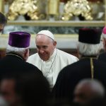 Il Papa a Lesbo tra i rifugiati rinchiusi dal filo spinato