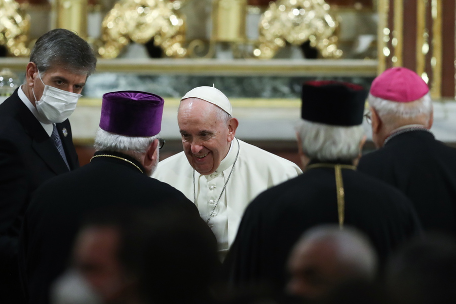 Il Papa a Lesbo tra i rifugiati rinchiusi dal filo spinato
