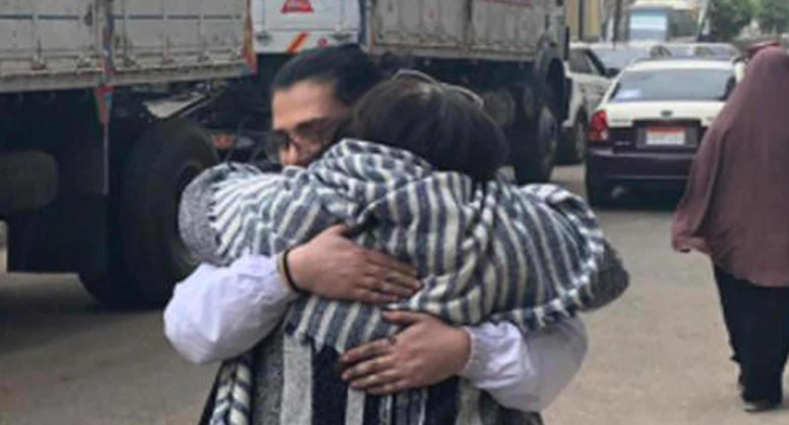 Patrick Zaki è stato scarcerato, l’abbraccio con la madre, “Sto bene”