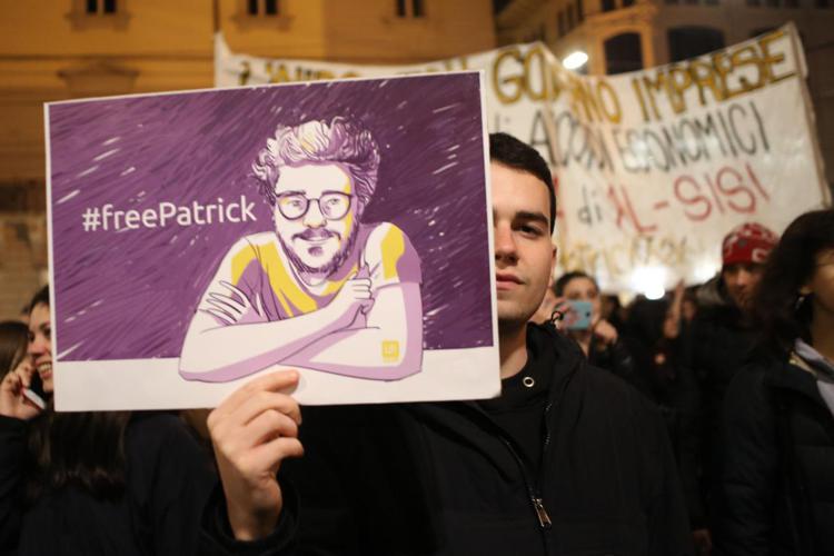 Zaki libero, ma le accuse restano. Il padre, “Grazie all’Italia”