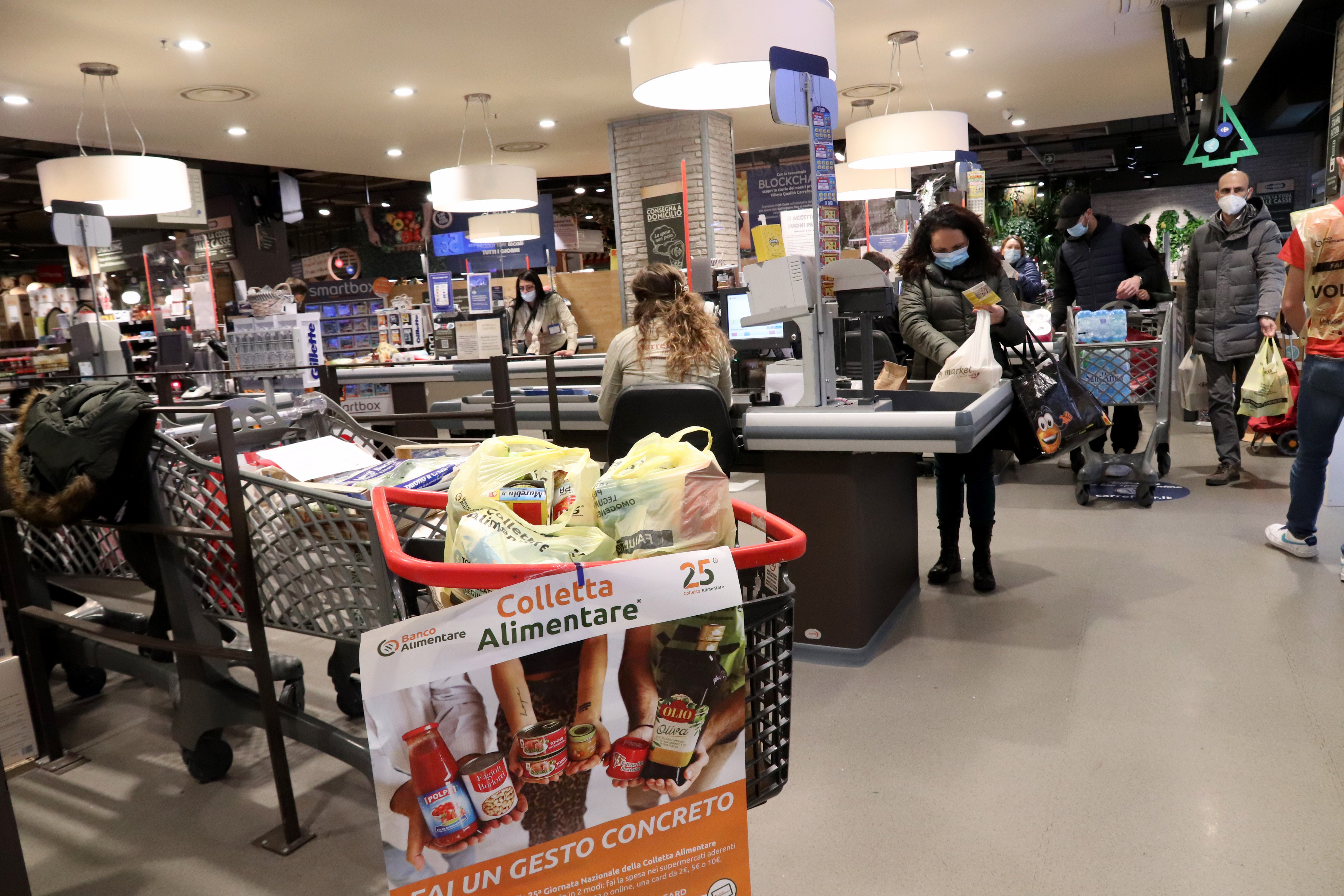 Con la pandemia boom povertà e per 3 mln il Covid non esiste