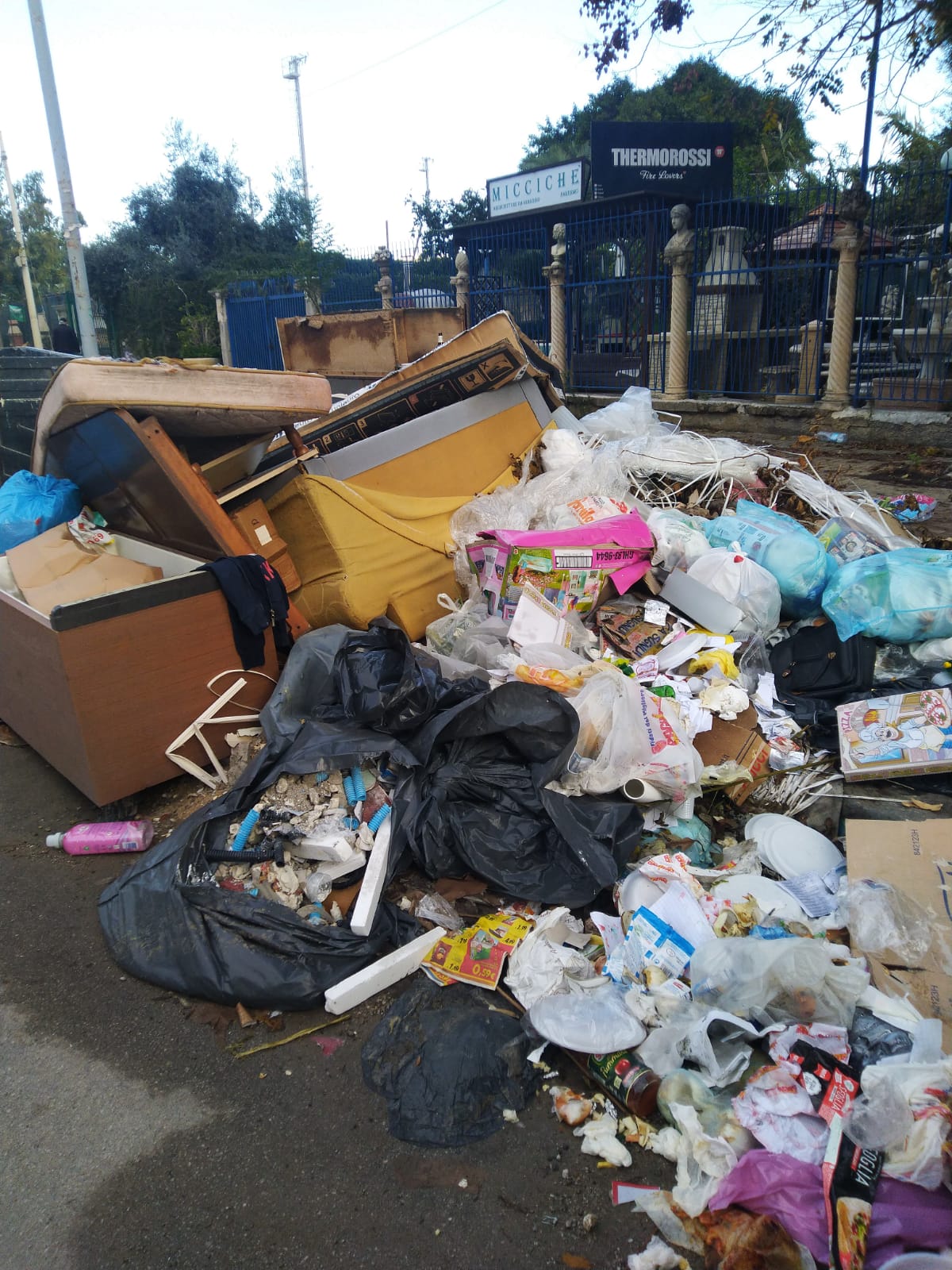 Palermo, una montagna di rifiuti nel bel mezzo della pista ciclabile