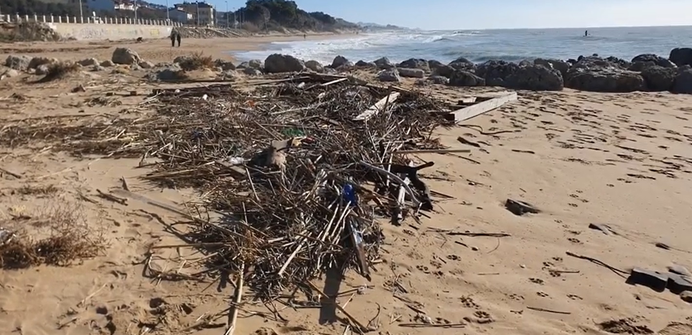 San Leone, spiaggia da ripulire, anche qui l’unione fa la forza