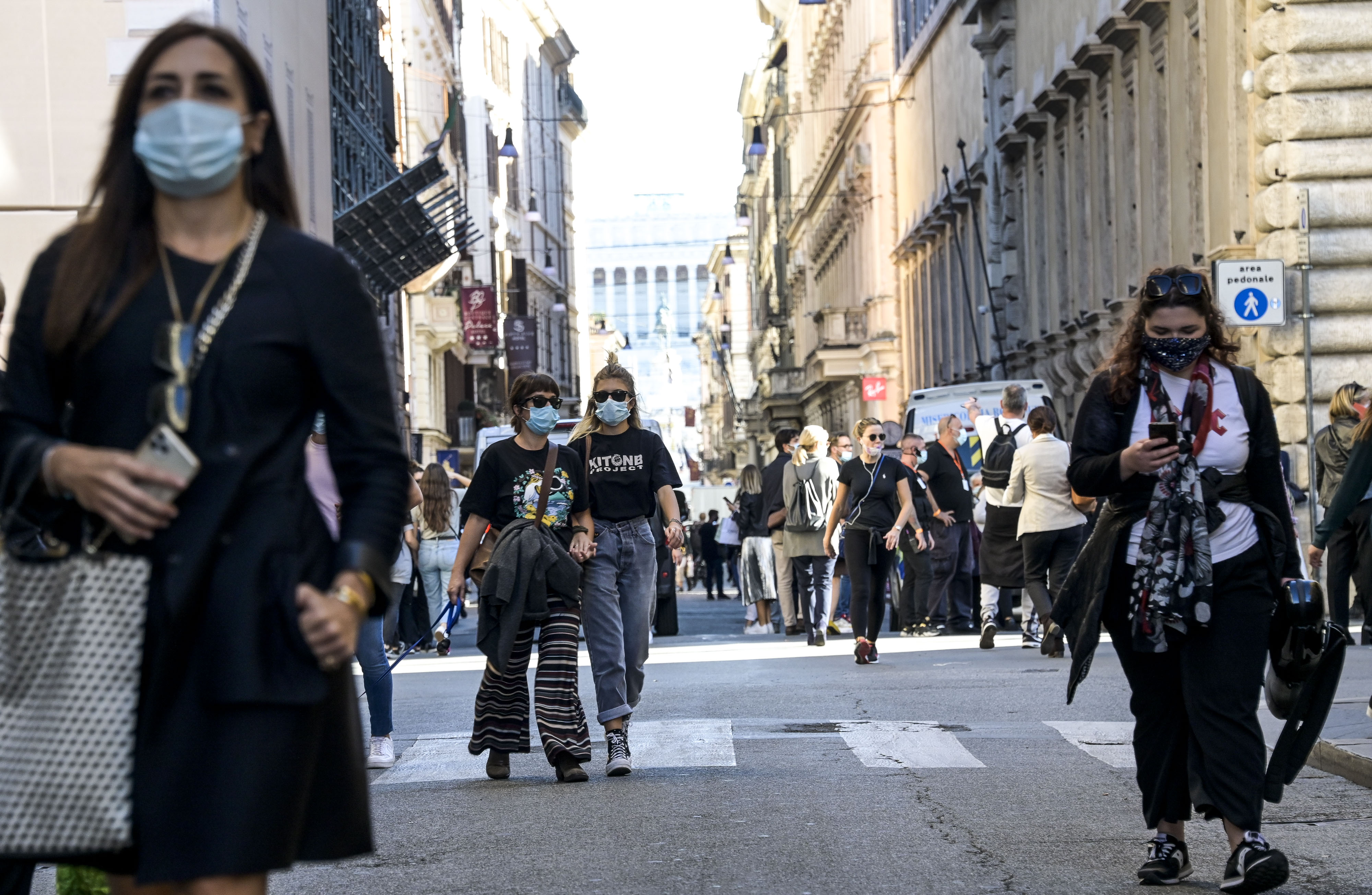 Mascherina all’aperto addio, piccolo passo verso la normalità