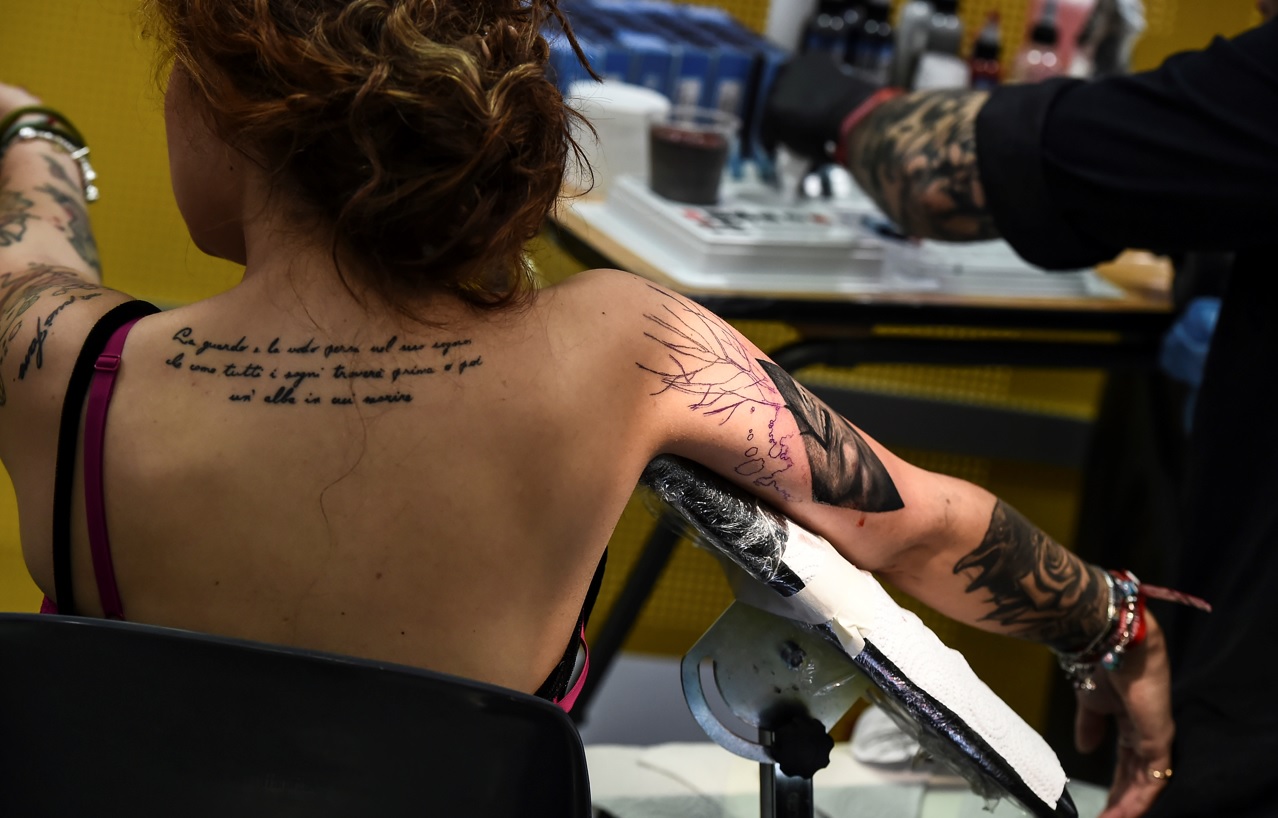 Ue vieta tatuaggi a colori, da gennaio 2022 solo in bianco e nero