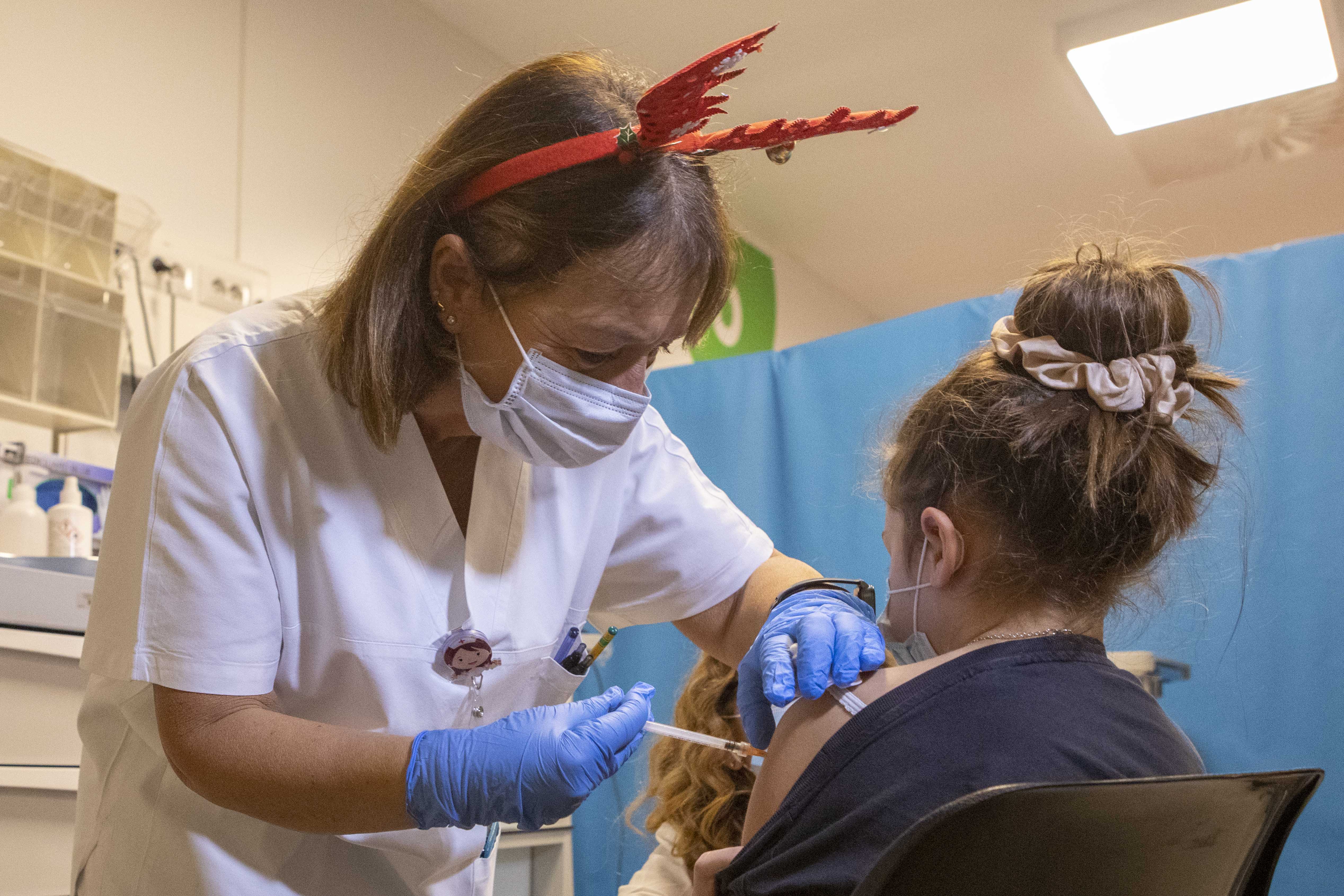 Variante Omicron, 2 dosi di Moderna proteggono bimbi più di adulti