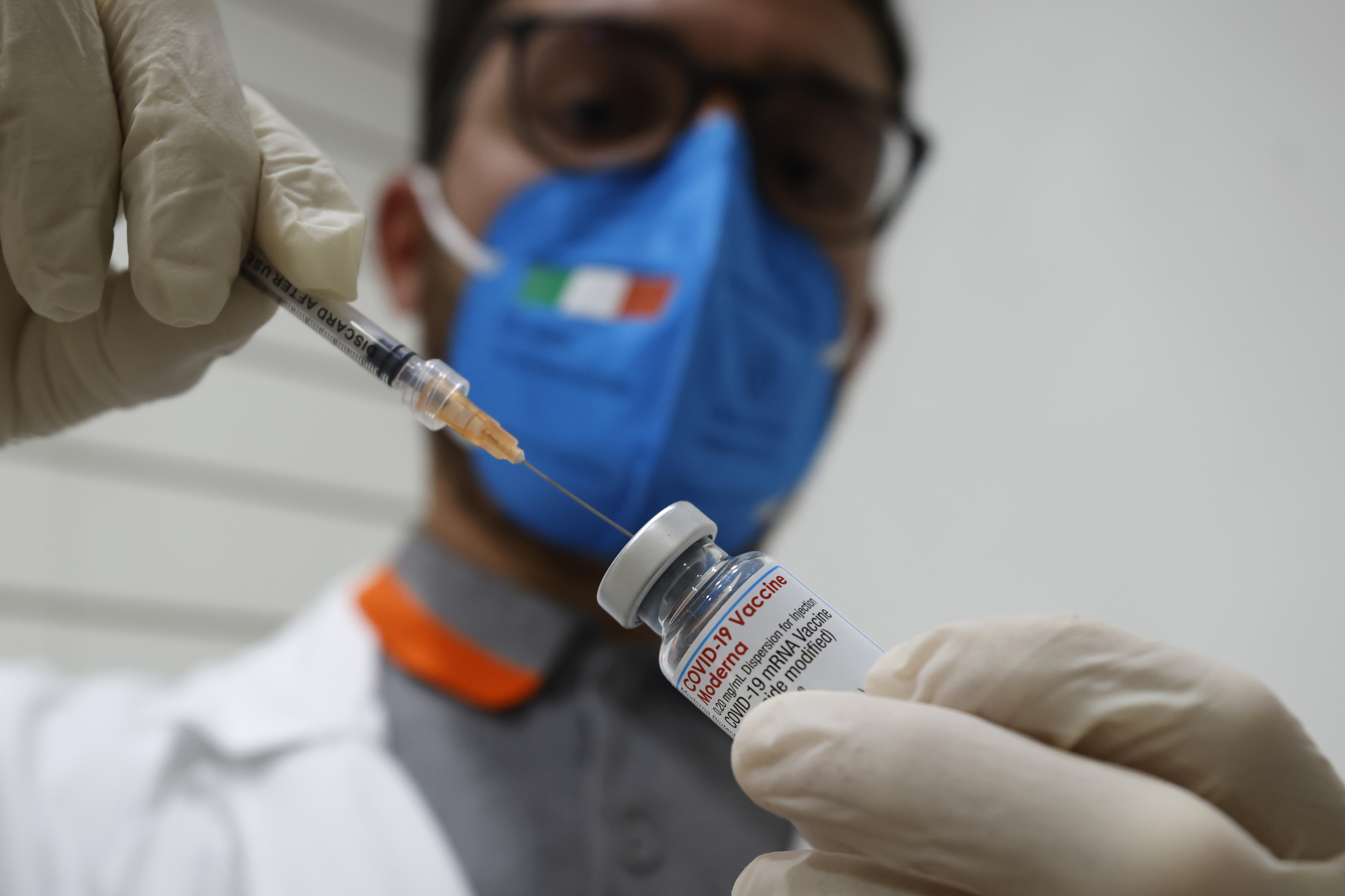 Vaccino Omicron, farlo o non farlo? Il dilemma che mette “contro” i virologi catanesi