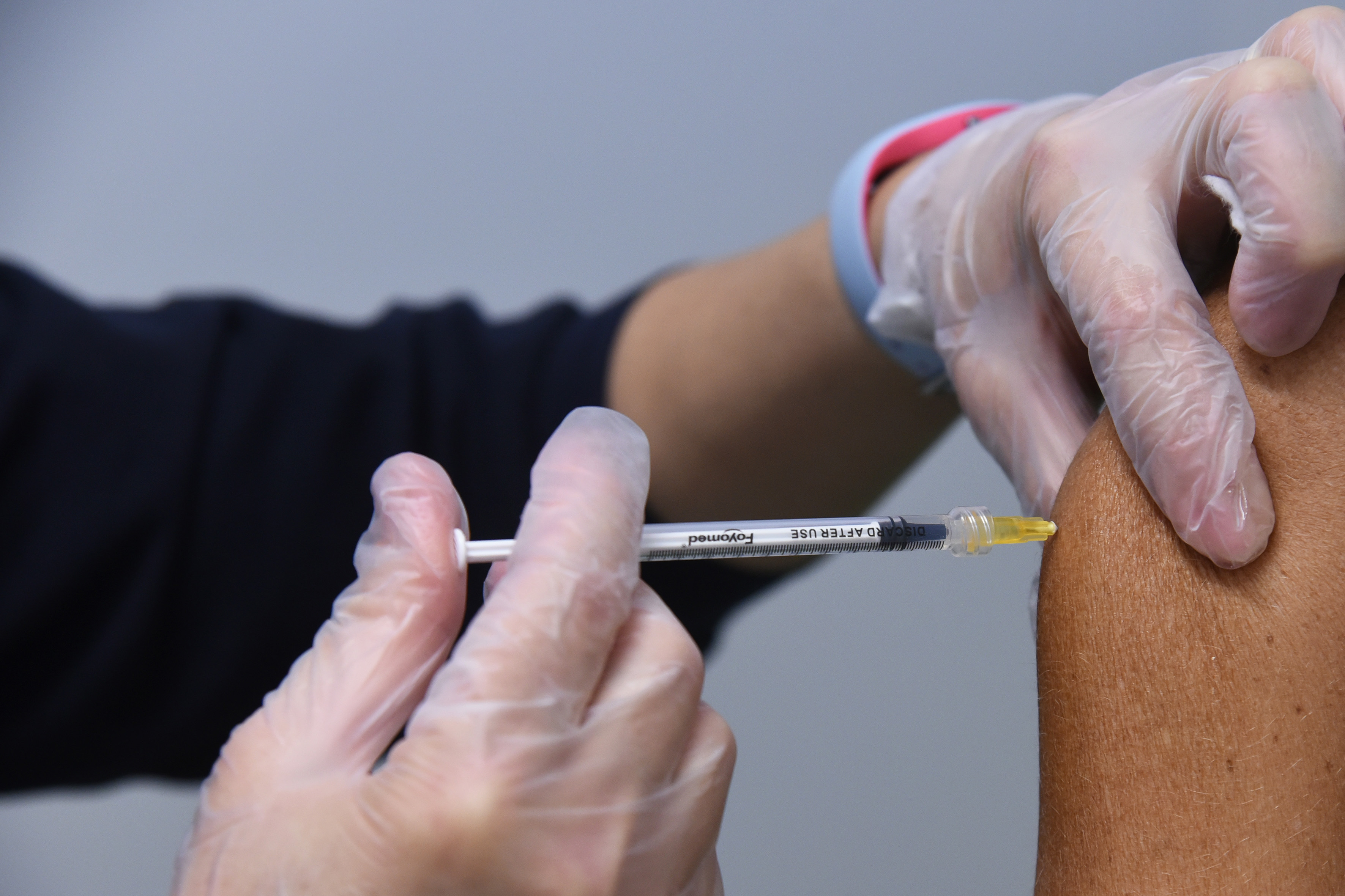 Covid, vaccini aggiornati, Aifa: “Da lunedì via alle prenotazioni. Ecco chi li farà e quando