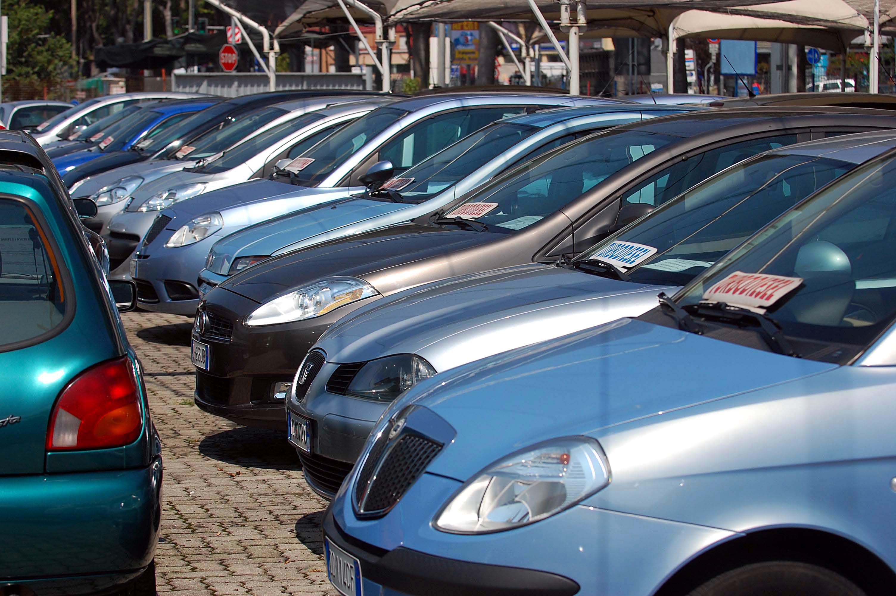 Auto, tracollo delle immatricolazioni