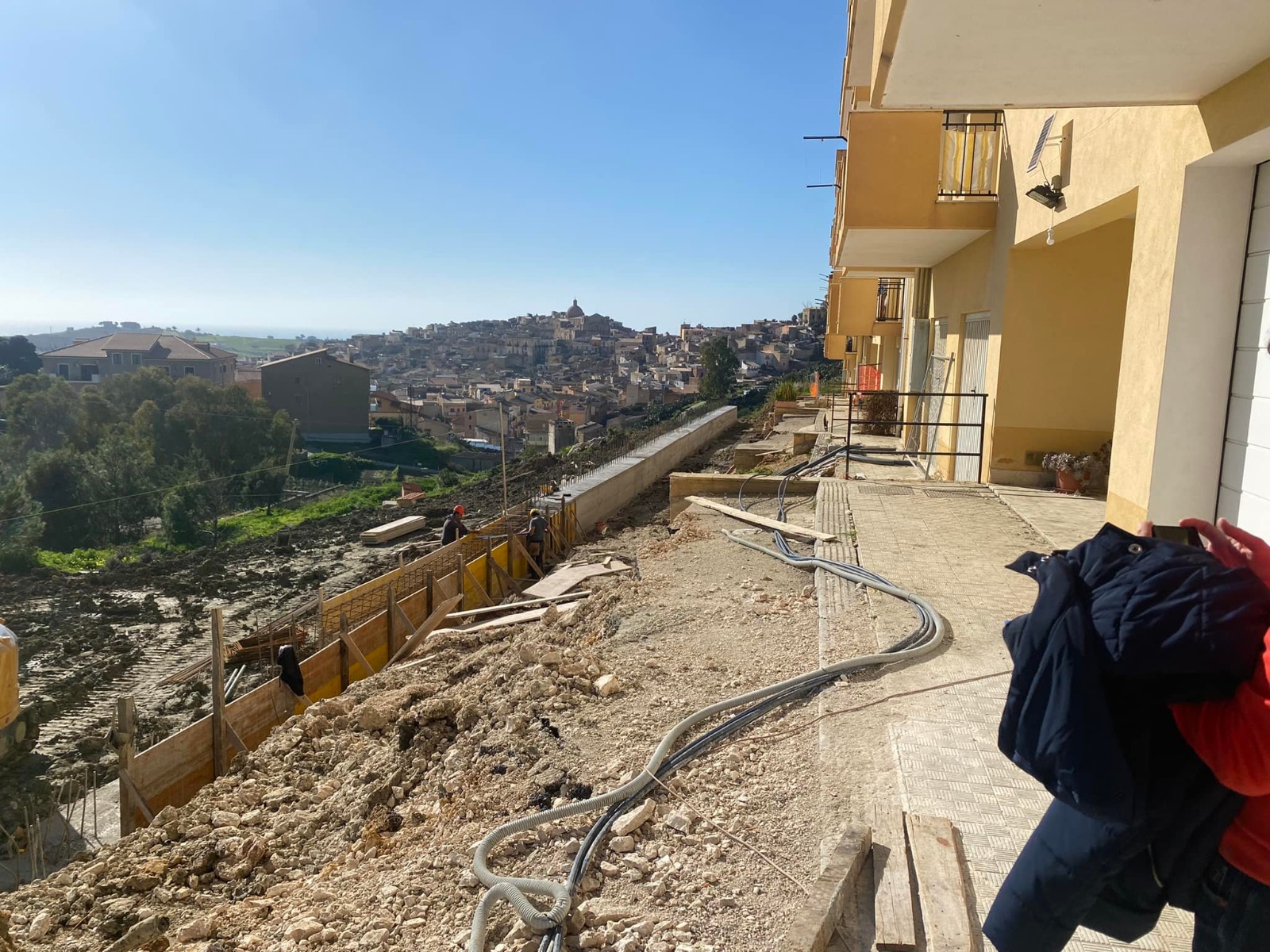 Siculiana, frana di contrada Cantamatino, vicino il rientro in casa