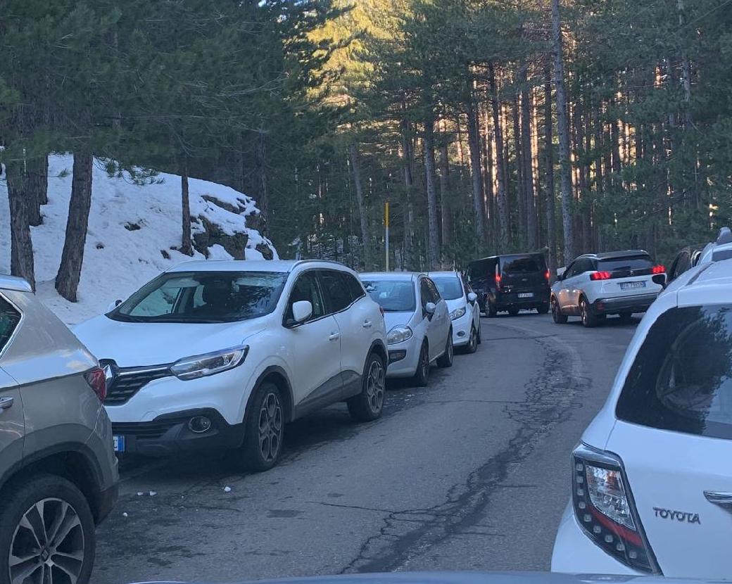 Etna, assalto nel weekend: in migliaia costretti al dietrofront Etna, assalto nel weekend: in migliaia costretti al dietrofront