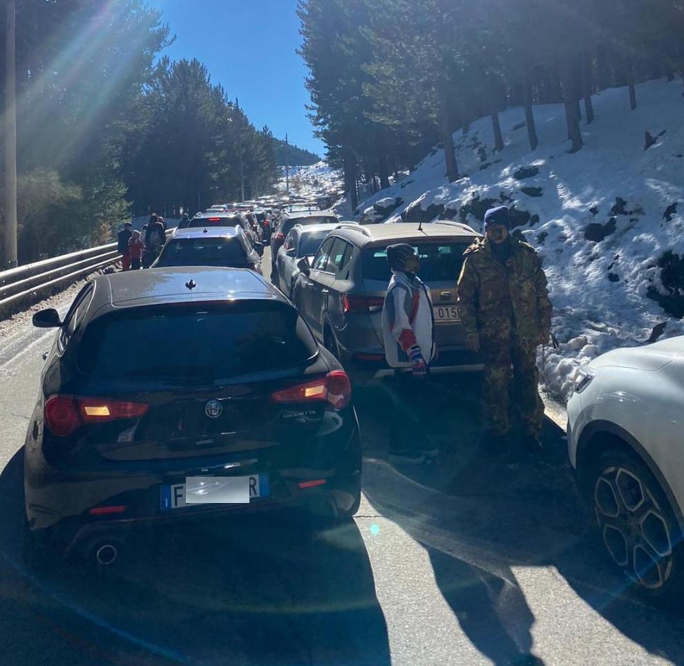 Etna, assalto nel weekend: in migliaia costretti al dietrofront Etna, assalto nel weekend: in migliaia costretti al dietrofront