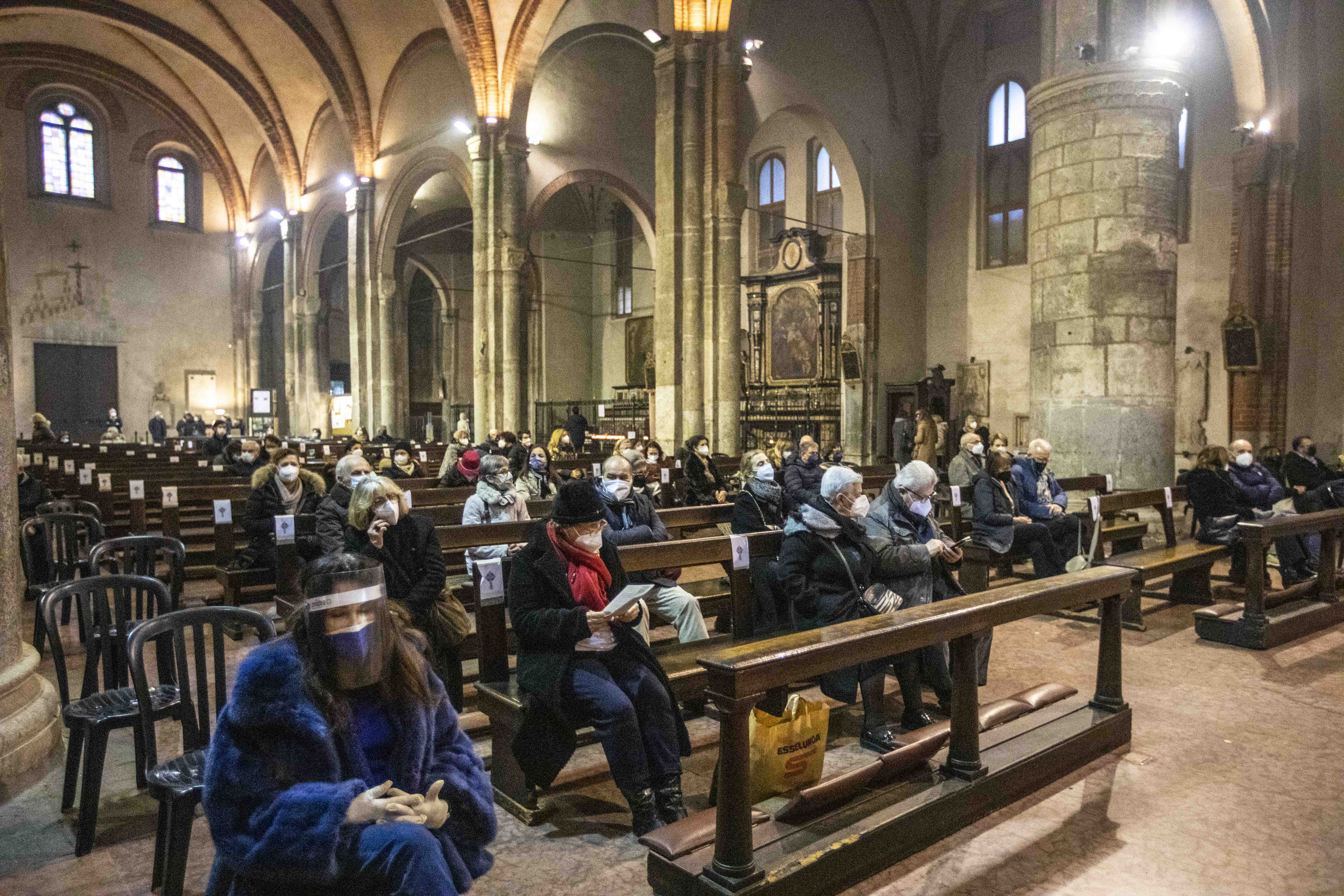 Cei, a messa col Green pass? No, basta la mascherina, meglio se Ffp2