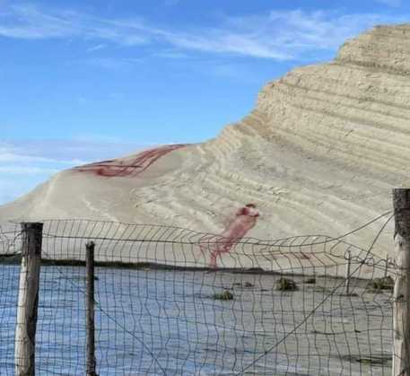 Scala dei Turchi imbrattata, foglio di via per 3 anni a due favaresi