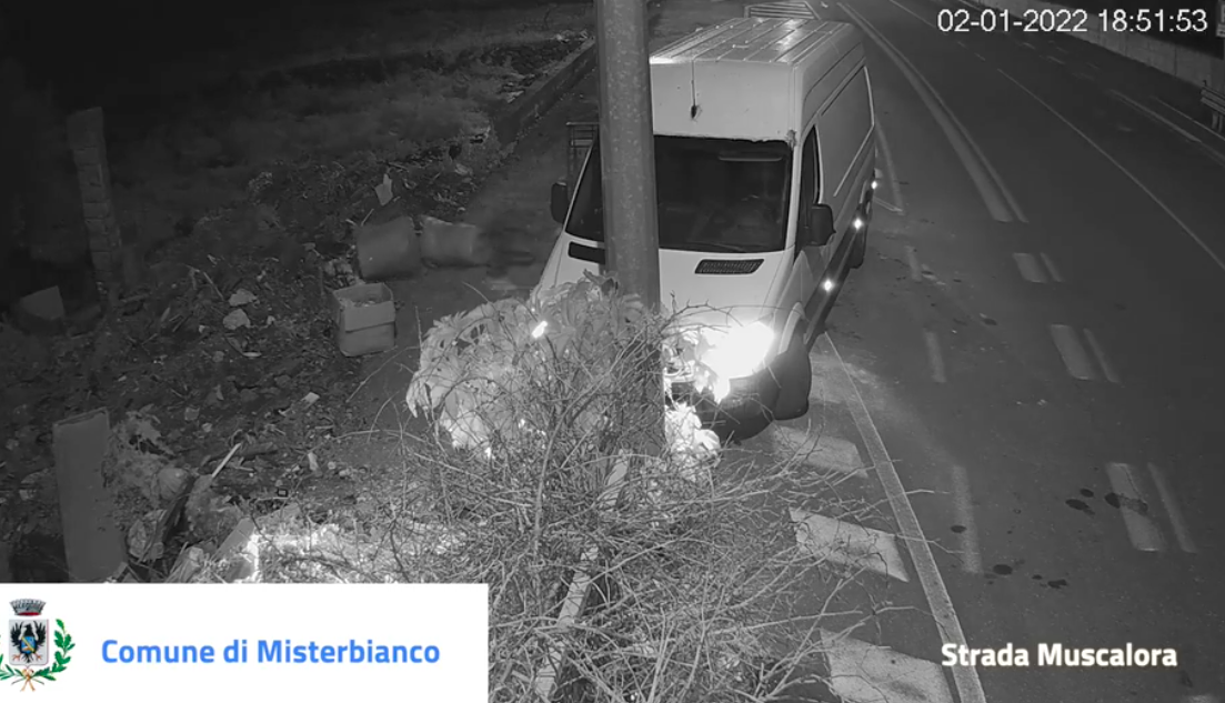 Rifiuti, il video incastra gli zozzoni: “Arriverà la multa a casa”