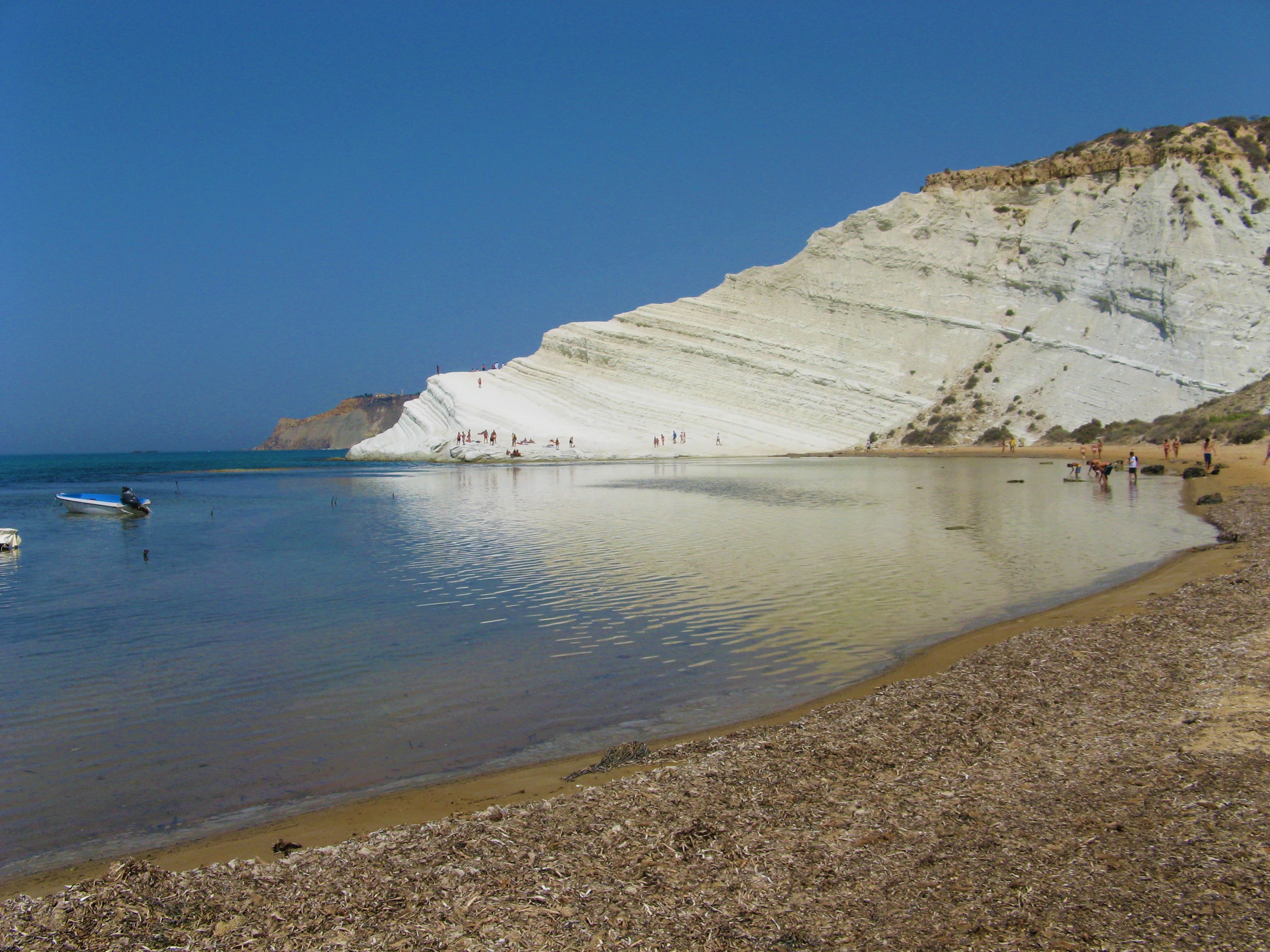Tragedia alla Scala dei Turchi, turista si sente male e muore