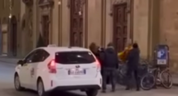 Tassista picchia ragazza con calci e pugni, il video choc sui social