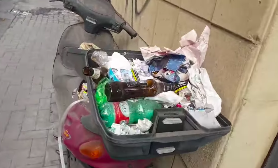 Motorini abbandonati e usati come cassonetti dei rifiuti a Catania, il video