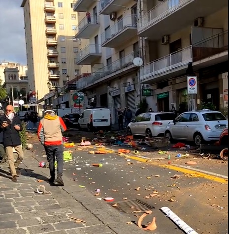 Lancia oggetti dal balcone: donna scatena il panico, bloccata