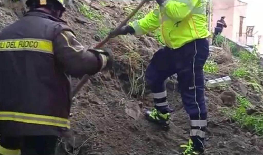 Paura a Termini Imerese, crolla muro di contenimento: detriti nelle abitazioni