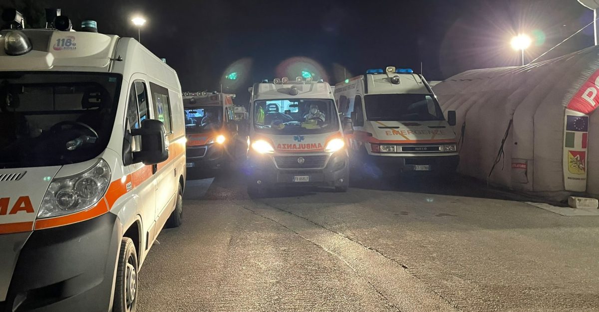 Covid riempie gli ospedali, ambulanze in coda al Cervello di Palermo