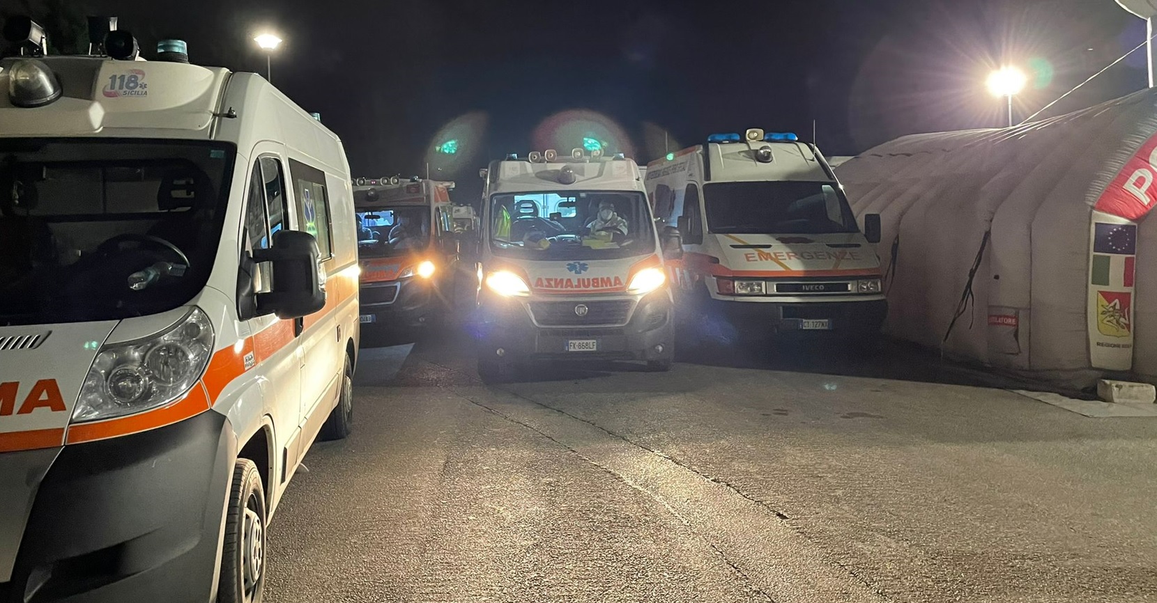 Covid riempie gli ospedali, ambulanze in coda al Cervello di Palermo