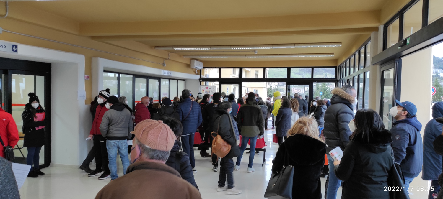 Galleria foto 'Petralia Sottana, assembramento all’hub vaccinale preoccupa i sanitari' - foto 1