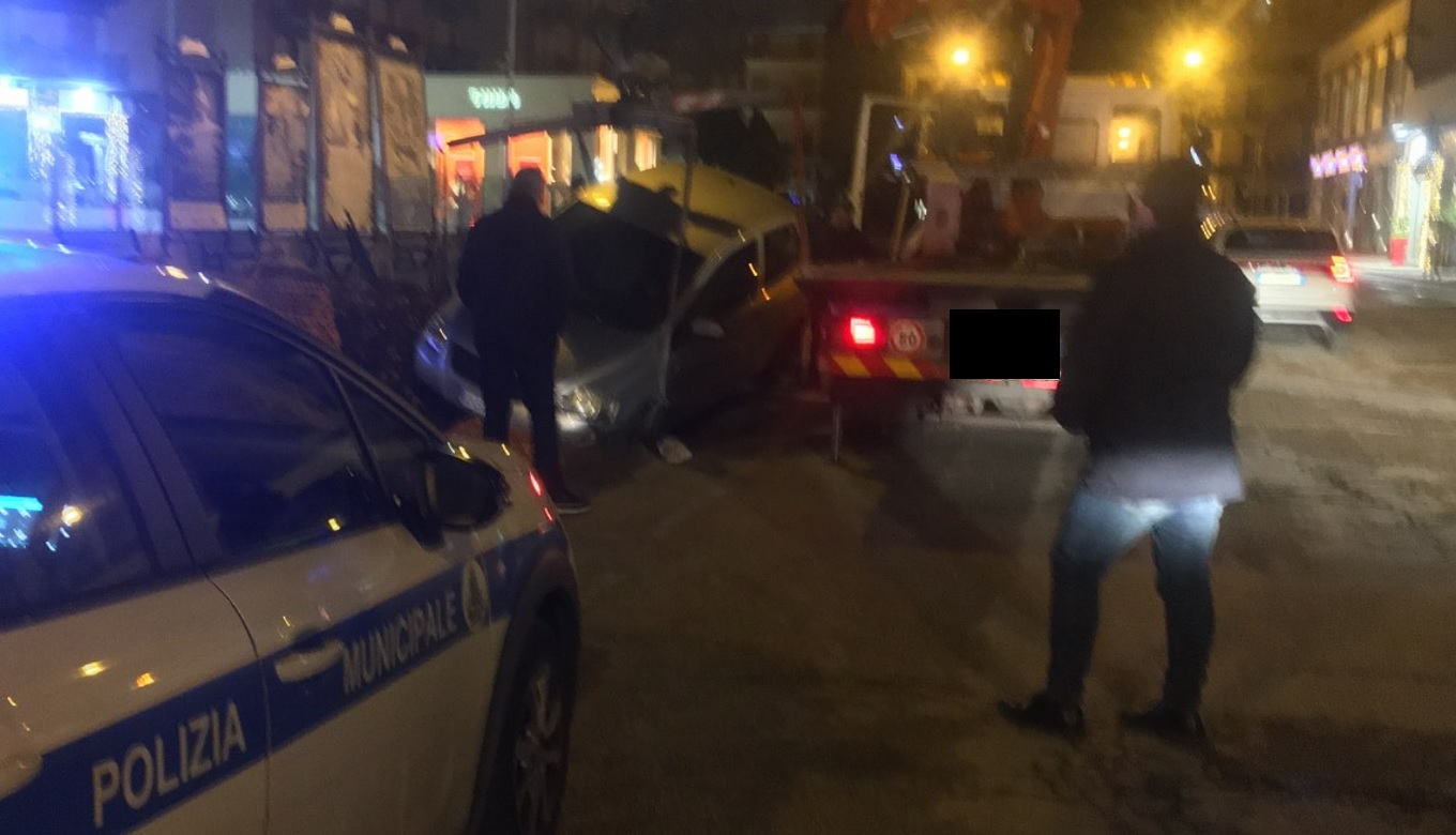 Siracusa, auto finisce nella voragine del cantiere, anziano alla guida