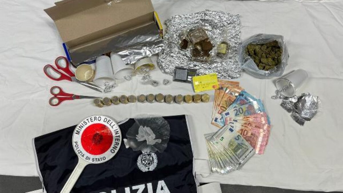 Avola, madre e figlia gestivano bazar della droga, arrestate