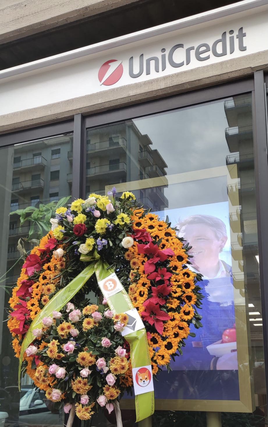 Provocazione pro Bitcoin a Catania, corone di fiori davanti banca