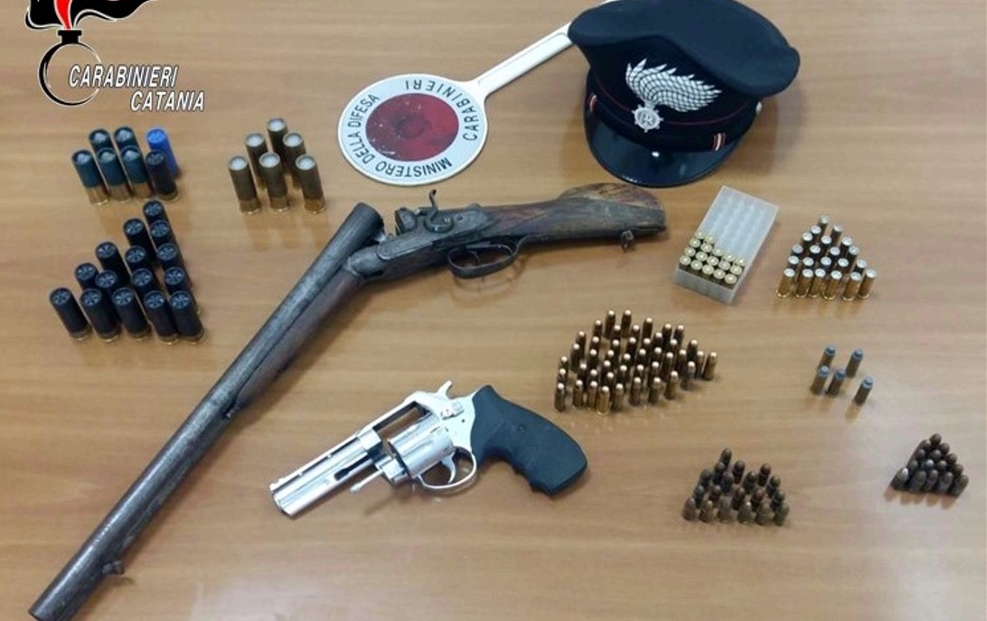 Caltagirone, pistola e fucile in casa, arrestata coppia trentenni