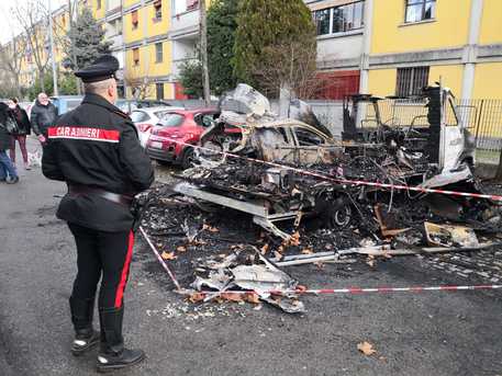 Accende braciere per scaldarsi e fa esplodere camper, arrestato 38enne