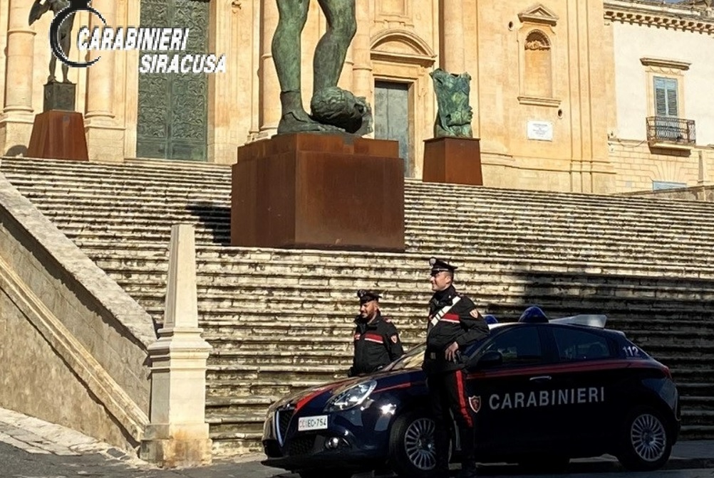 Noto, furti, estorsioni e rapine con la pistola giocattolo, 47enne denunciato