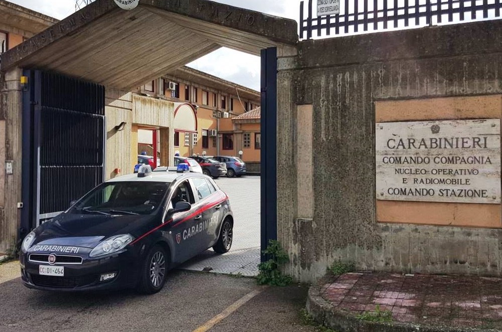 Tenta la rapina in merceria, proprietari reagiscono e lo bloccano