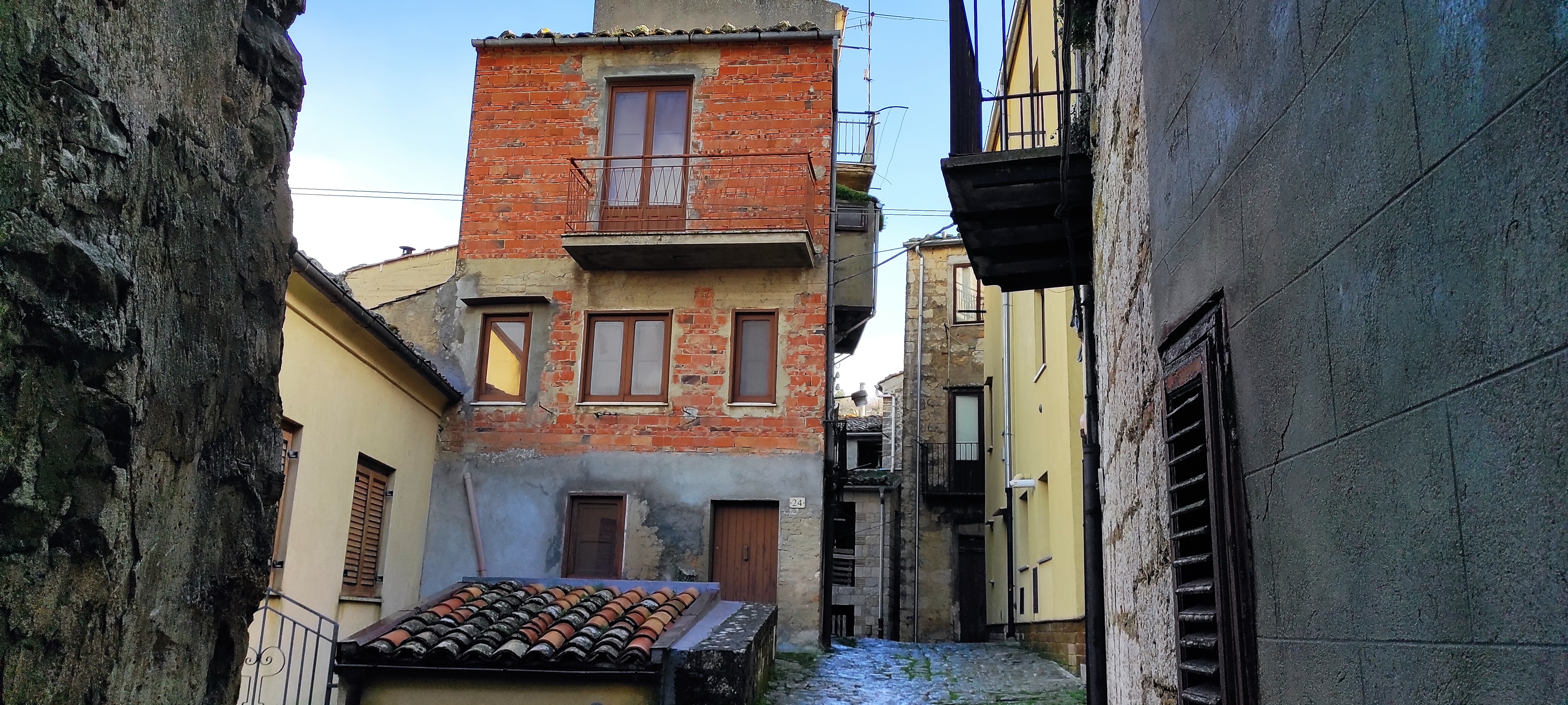 A Petralia Sottana la casa più stretta del mondo, il video dal drone A Petralia Sottana la casa più stretta del mondo, il video dal drone