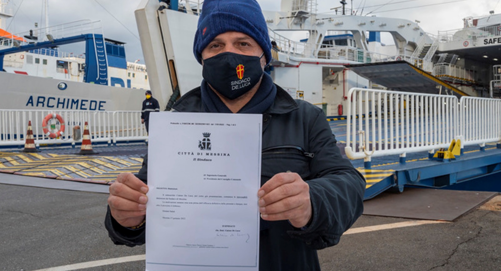 Sullo stretto si viaggia senza green pass, De Luca sospende la protesta