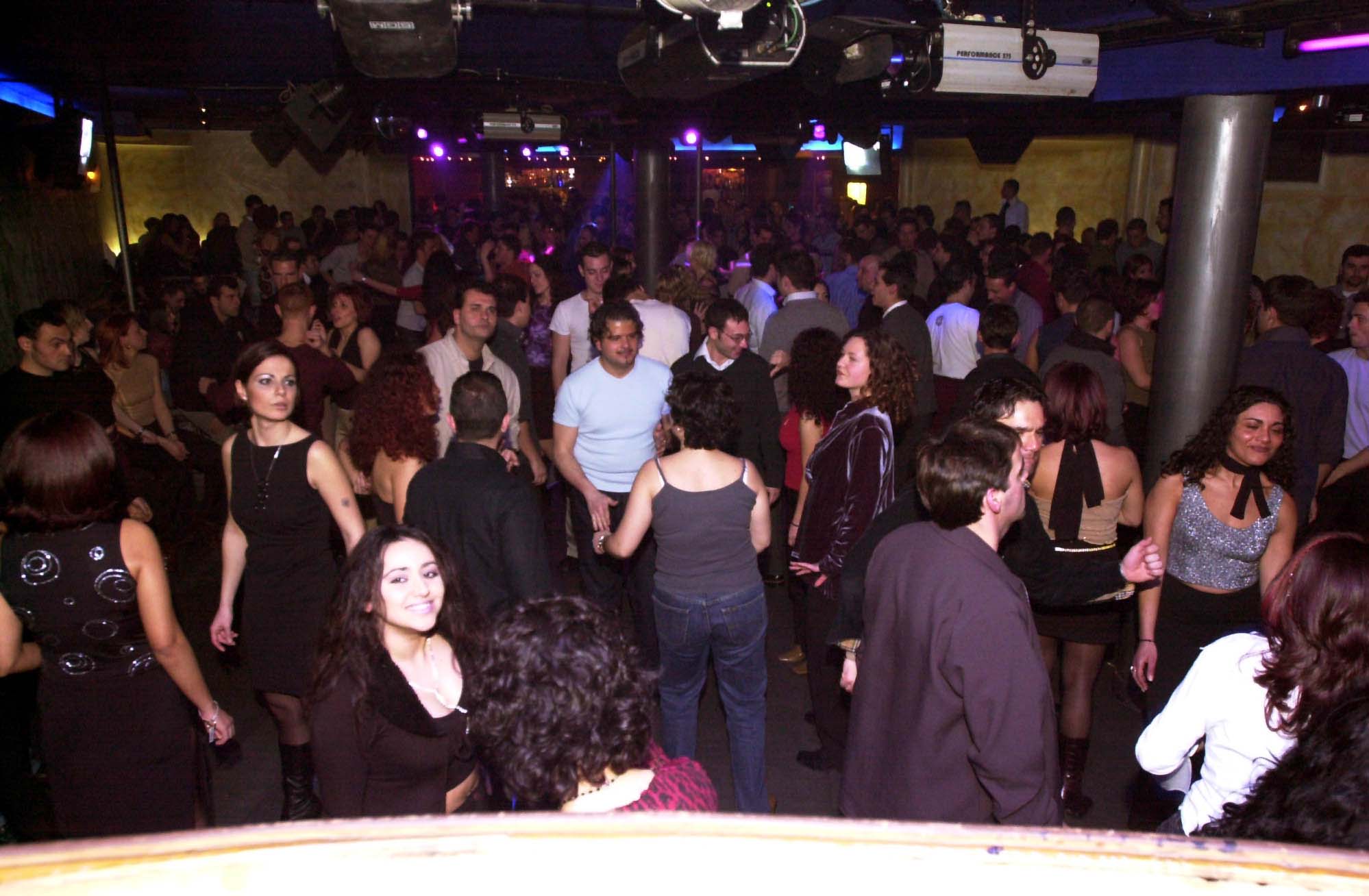 Covid, niente paura in Scozia: riaprono le discoteche