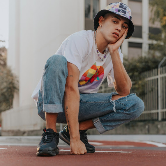 Einar, dopo Sanremo riparte da “Instinto”, il cantante si racconta al QdS