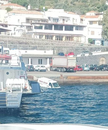 Furgone finisce in mare a Salina, tentativi di recupero in corso