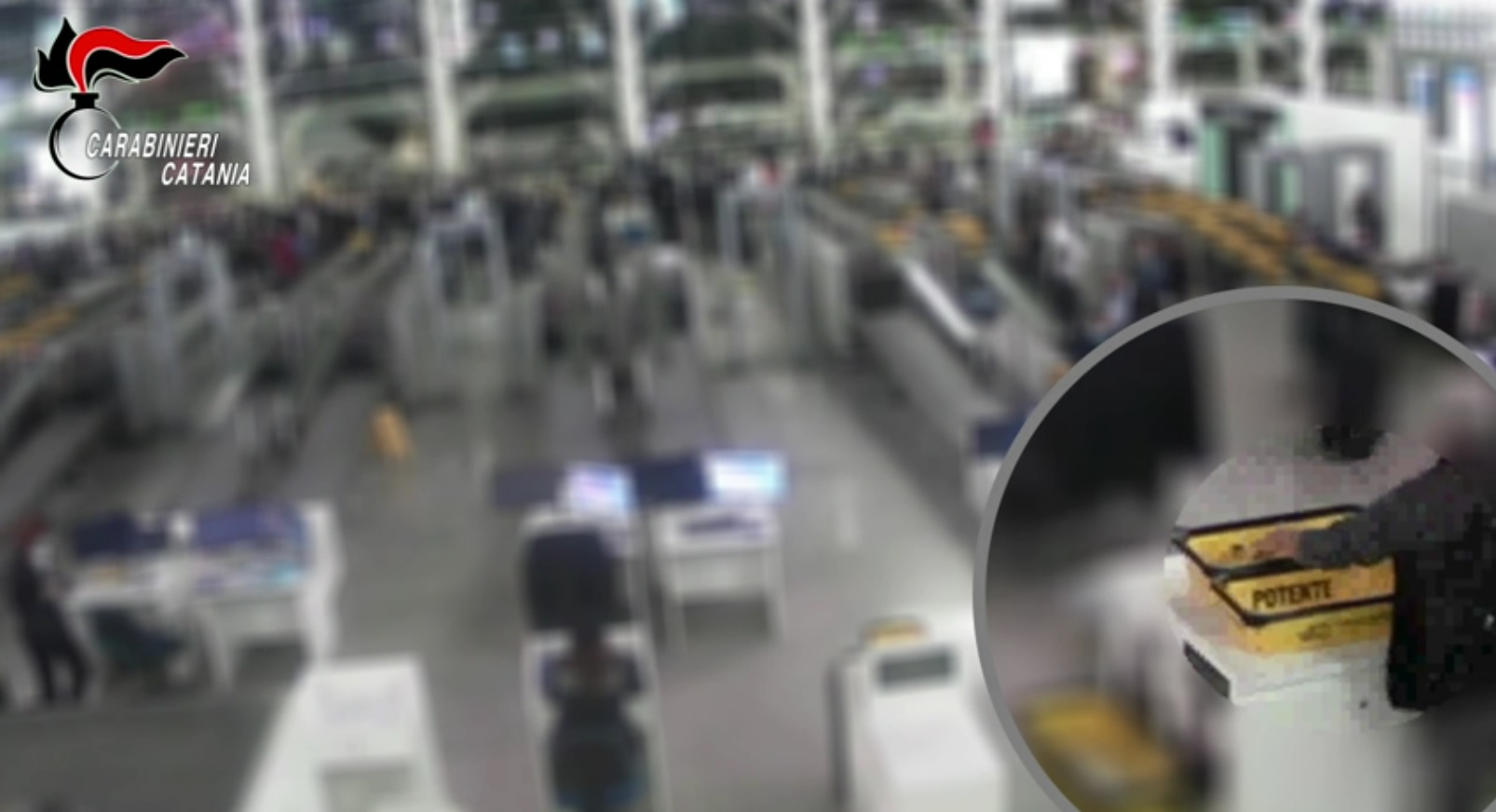 Coppia di turisti ruba lo smartwatch in aeroporto, incastrati dal video