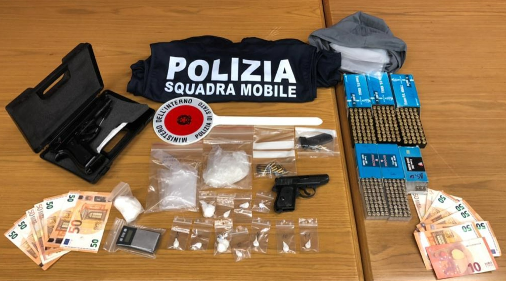 Gela, droga e armi nel garage di casa, 22enne arrestato