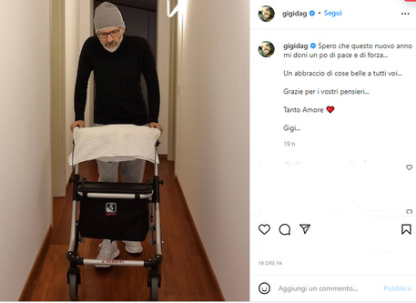 Dj Gigi D’Agostino ha una grave malattia, in una foto cammina con deambulatore