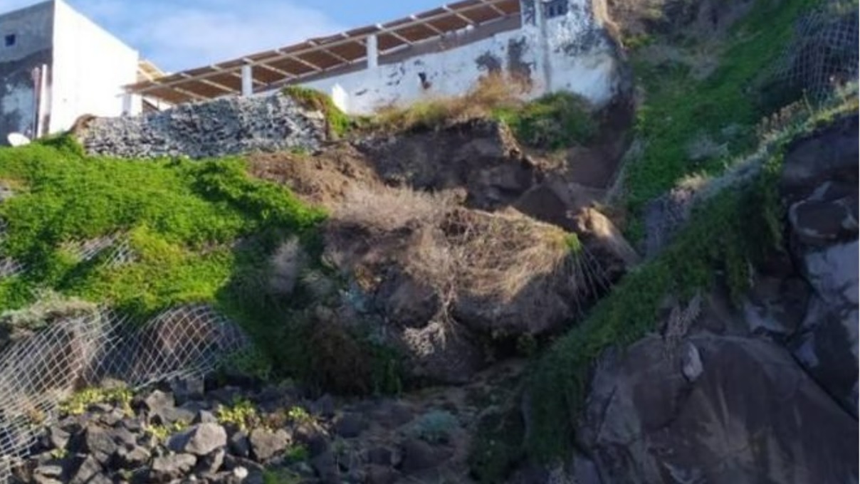 Ginostra, abitazioni minacciate da una frana vicino al porto